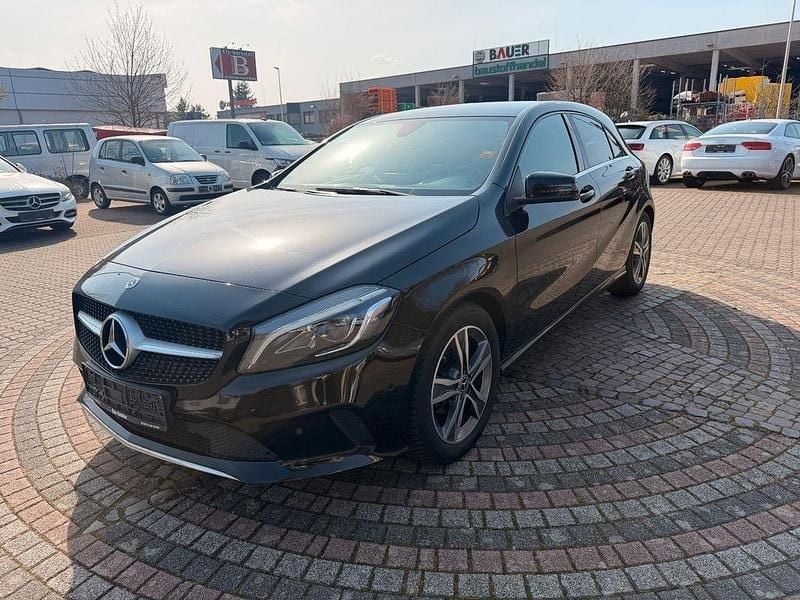 Gebraucht Mercedes A180 109 PS (80 kW) 2018 Schwarz Limousine