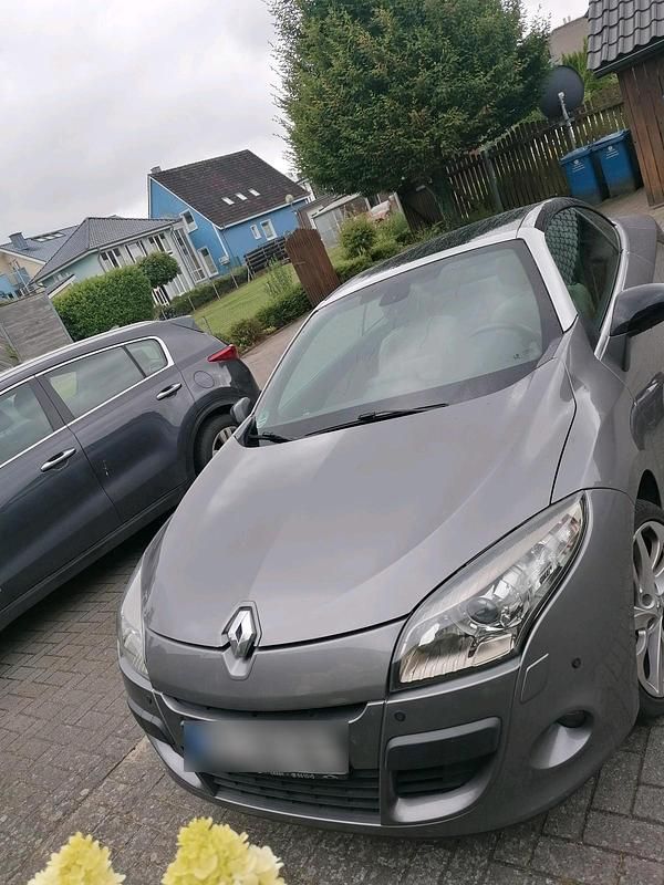 Grau Gebraucht 2013 Renault Mégane Cabriolet Cabrio | 4.300 € - Bild 1/4