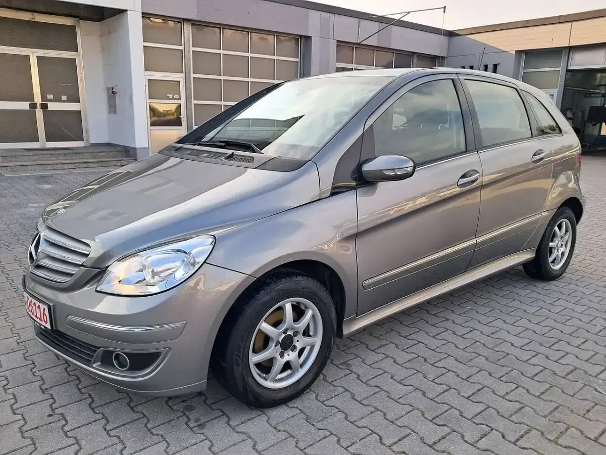 Gebraucht Mercedes B150 95 PS (69 kW) 2008 Seidengrau/lichtgrau/irongrey Van / Kleinbus