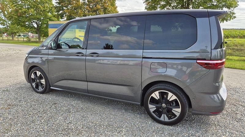 Second-hand VW Multivan Edition 150 CP (110 kW) 2025 Gri Monovolum