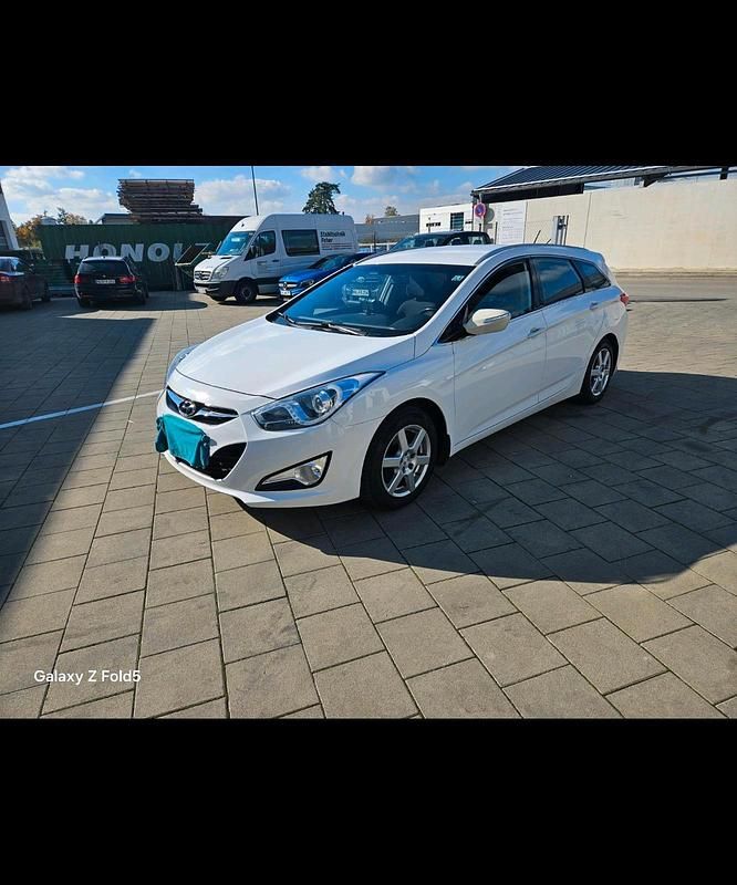 Weiß Gebraucht 2011 Hyundai i40 Kombi | 5.000 € (Fairer Preis) - Bild 1/4