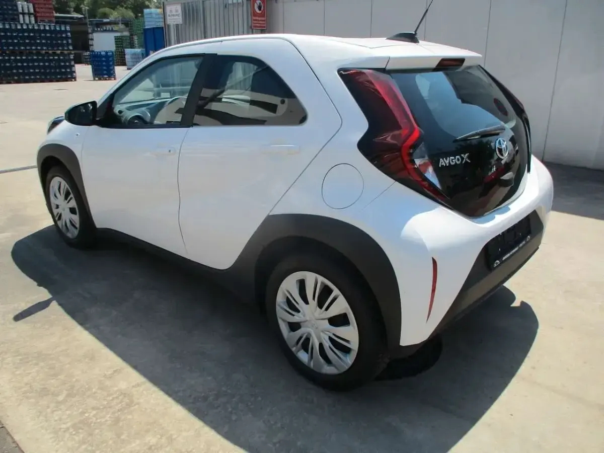 Gebraucht Toyota Aygo X X-play 72 PS (52 kW) 2023 Super (pure) white ii SUV