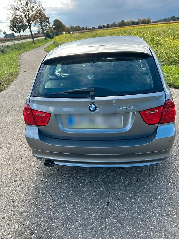 Gebraucht BMW 320 184 PS (135 kW) 2010 Grau Kombi