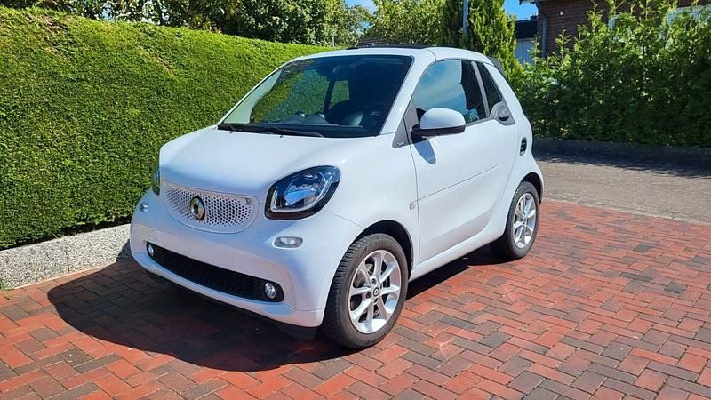 Weiß Gebraucht 2018 Smart ForTwo Coupé Passion Cabrio | 13.600 € (Guter Preis) - Bild 1/4