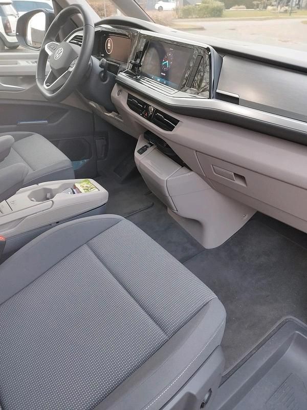 Gebraucht VW Multivan Life 150 PS (110 kW) 2024 Rot Van