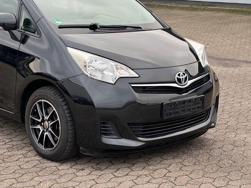 Gebraucht Toyota Verso-S Life 90 PS (66 kW) 2011 Schwarz Van / Kleinbus