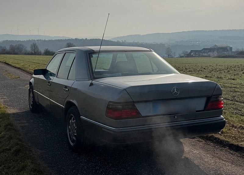 Gebraucht Mercedes E260 160 PS (117 kW) 1991 Grau Limousine