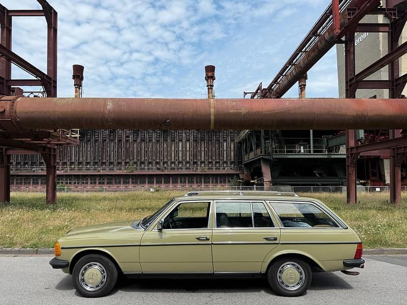 Grün Gebraucht 1983 Mercedes 240 Kombi | 16.000 € - Bild 1/4