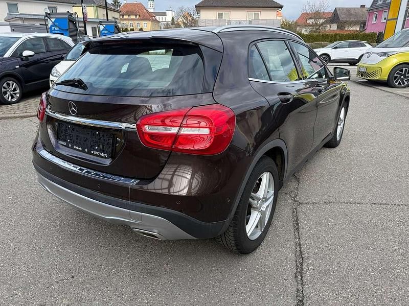 Gebraucht Mercedes GLA200 136 PS (100 kW) 2014 Orientbraun  metalliclack SUV