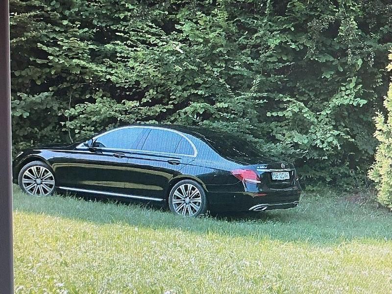 Schwarz Gebraucht 2017 Mercedes E350 Avantgarde Limousine | 31.800 € (Etwas zu teuer) - Bild 1/4