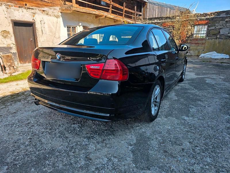 Gebraucht BMW 318 2011 Schwarz Limousine
