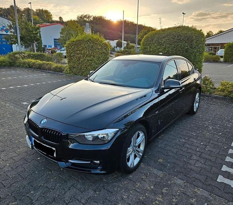 Schwarz Gebraucht 2013 BMW 318 Sport Line Limousine | 9.300 € (Fairer Preis) - Bild 1/4