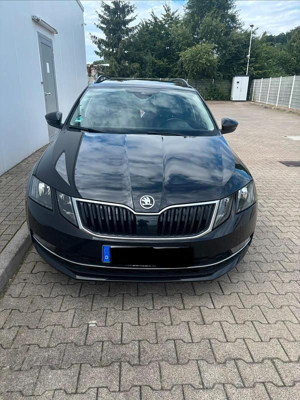 Schwarz Gebraucht 2018 Skoda Octavia Style Kombi | 12.800 € (Fairer Preis) - Bild 1/4