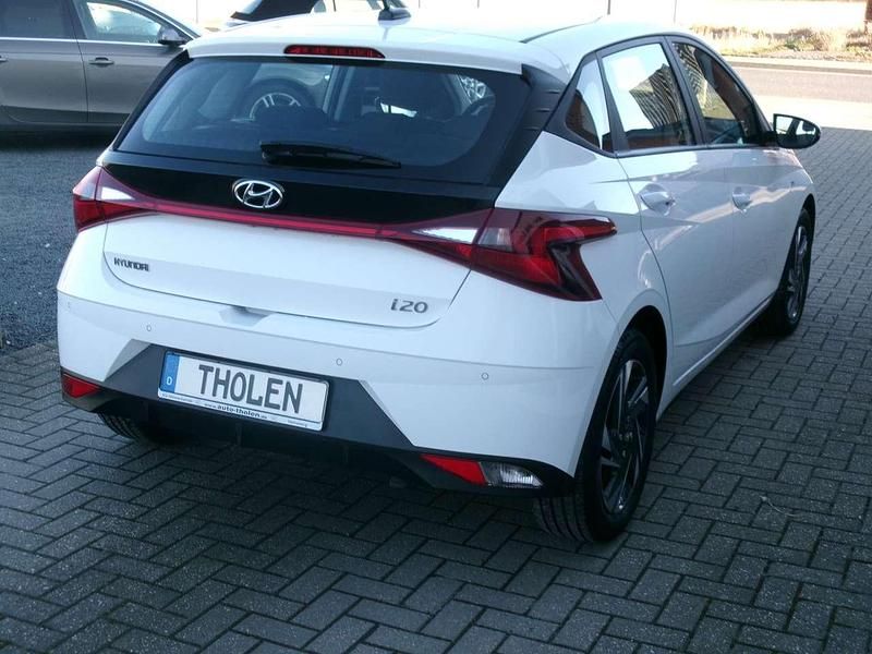 Gebraucht Hyundai i20 Select 101 PS (74 kW) 2023 Weiß Kleinwagen