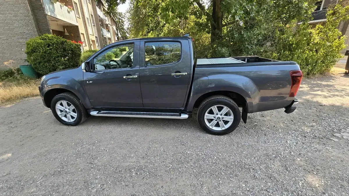 Gebraucht Isuzu D-Max 163 PS (119 kW) 2017 Grau Pickup