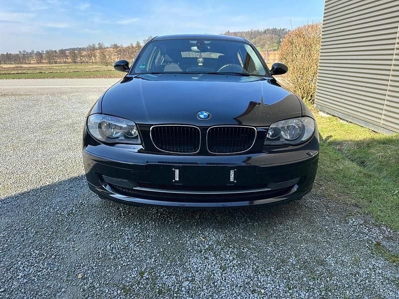 Gebraucht BMW 116 122 PS (89 kW) 2009 Schwarz Kleinwagen