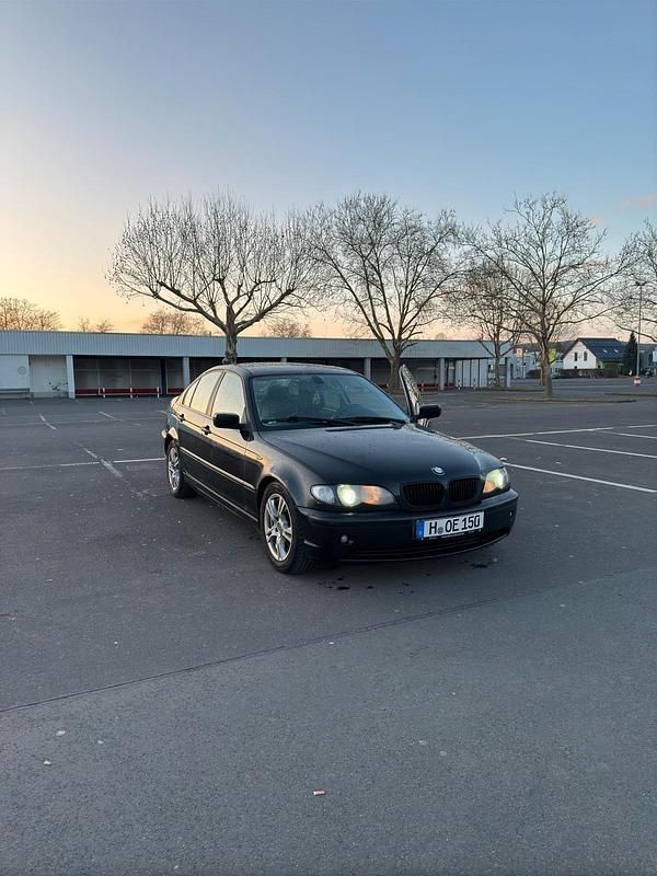 Blau Gebraucht 2002 BMW 318 Limousine | 1.750 € (Guter Preis) - Bild 1/4