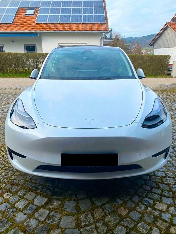 Weiß Gebraucht 2023 Tesla Model Y RWD SUV | 31.900 € (Fairer Preis) - Bild 1/3