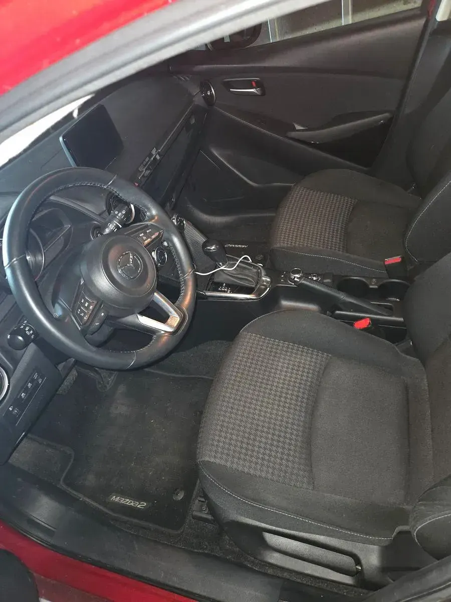 Używany Mazda 2 Exclusive 90 KM (66 kW) 2018 Czerwony Hatchback