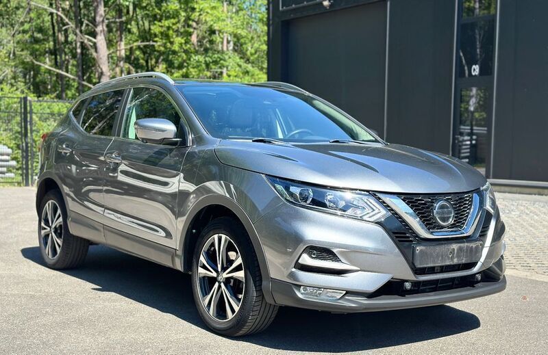 Grau Gebraucht 2018 Nissan Qashqai N-Connecta SUV | 11.900 € (Fairer Preis) - Bild 1/4