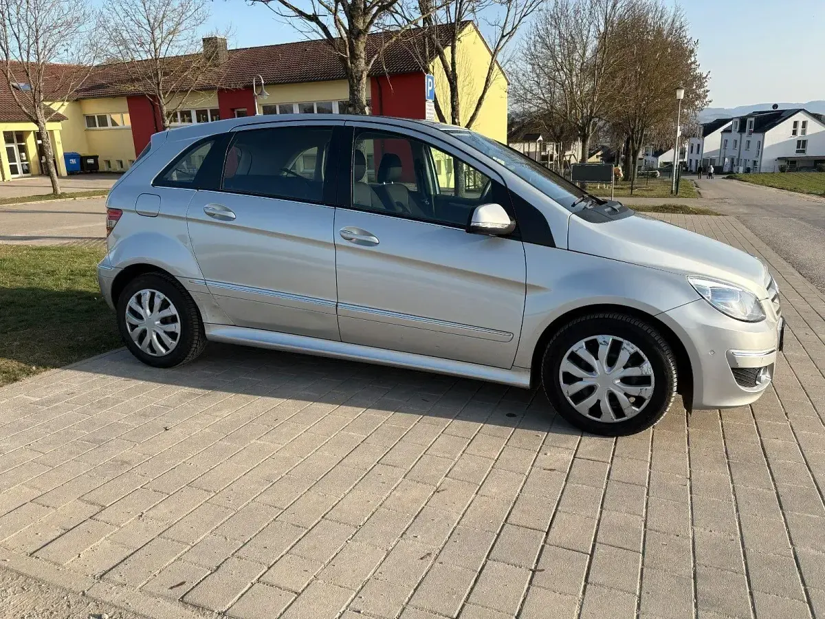 Gebraucht Mercedes B180 116 PS (85 kW) 2010 Silber Van / Kleinbus
