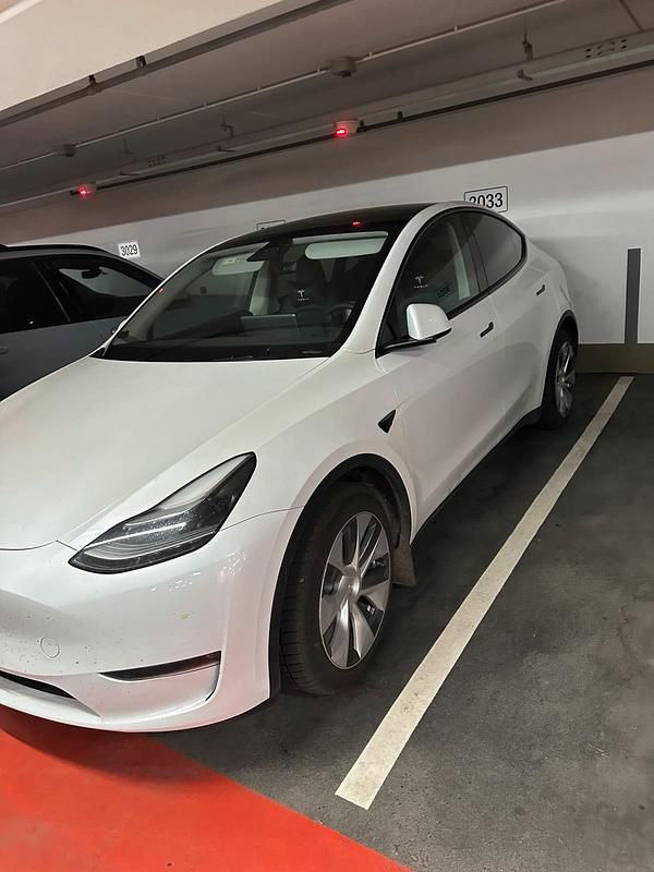 Weiß Gebraucht 2023 Tesla Model Y SUV | 29.600 € (Superpreis) - Bild 1/1