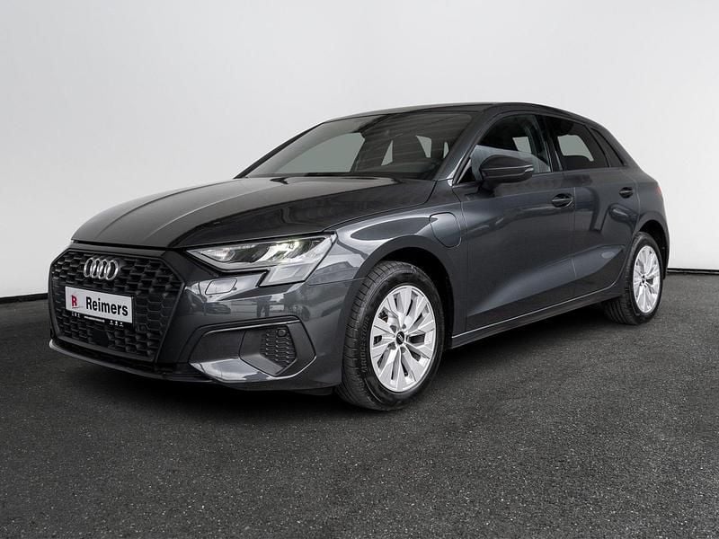 Grau Gebraucht 2022 Audi A3 Sportback e-tron Basis Kleinwagen | 22.849 € (Guter Preis) - Bild 1/4