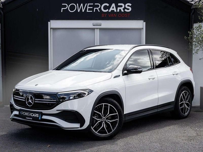Weiß Gebraucht 2022 Mercedes EQA250+ AMG line SUV | 29.900 € - Bild 1/4