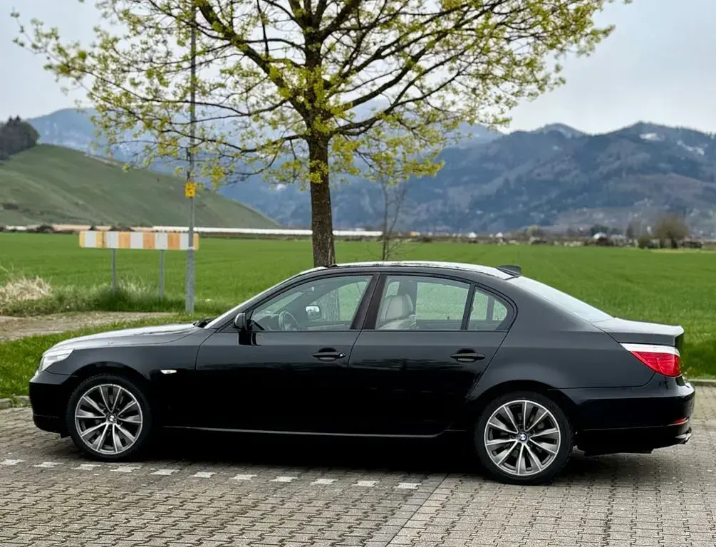 Second-hand BMW 525 197 CP (144 kW) 2008 Negru Berlinǎ