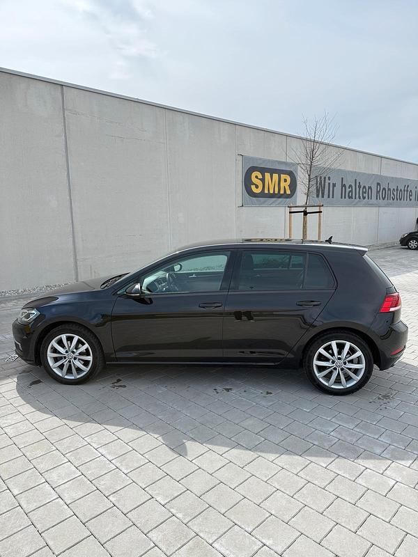Gebraucht VW Golf VII Highline 125 PS (91 kW) 2018 Schwarz Kleinwagen