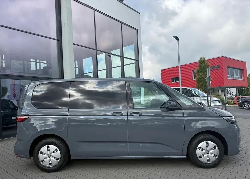Gebraucht VW Multivan 150 PS (110 kW) 2023 Grau Van / Kleinbus