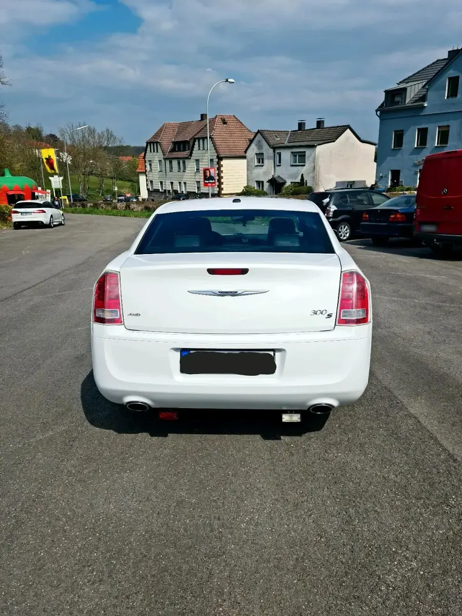 Second-hand Chrysler 300C 363 CP (266 kW) 2013 Alb Berlinǎ