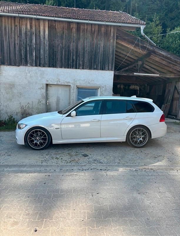 Weiß Gebraucht 2011 BMW 330 M Sport Kombi | 8.500 € (Fairer Preis) - Bild 1/3