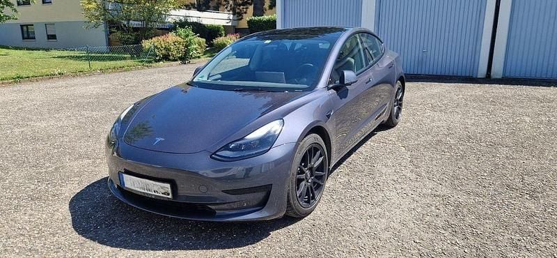 Grau Gebraucht 2021 Tesla Model 3 Standard Range Plus Limousine | 21.400 € (Superpreis) - Bild 1/4