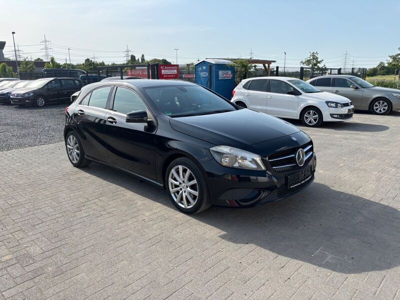 Kosmosschwarz metalliclack Gebraucht 2013 Mercedes A180 Limousine | 8.999 € (Fairer Preis) - Bild 1/4
