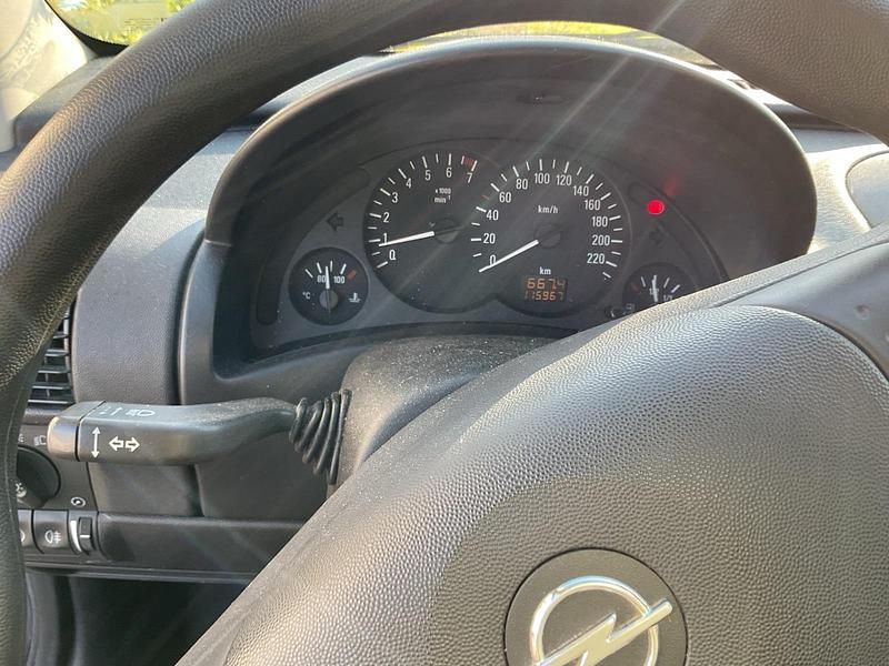 Silber Gebraucht 2002 Opel Corsa Kleinwagen | 400 € (Superpreis) - Bild 1/4
