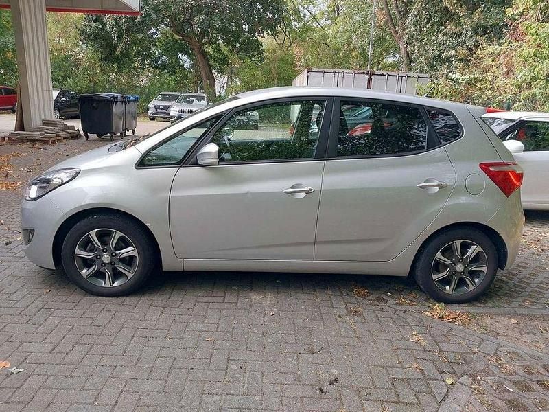 Platinum silver Gebraucht 2019 Hyundai ix20 Space Plus Van / Kleinbus | 14.890 € (Fairer Preis) - Bild 1/4