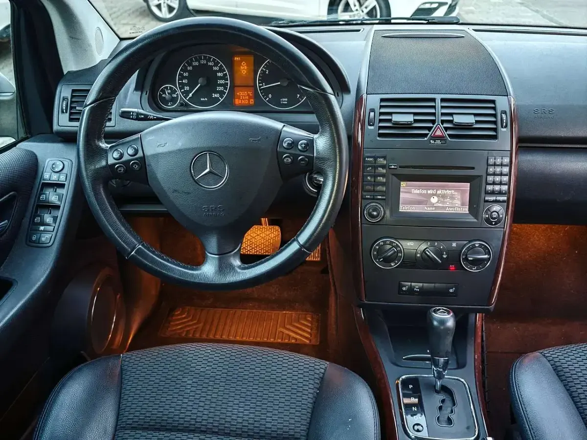 Gebraucht Mercedes A180 Elegance 116 PS (85 kW) 2010 Polarsilber  metalliclack Kleinwagen