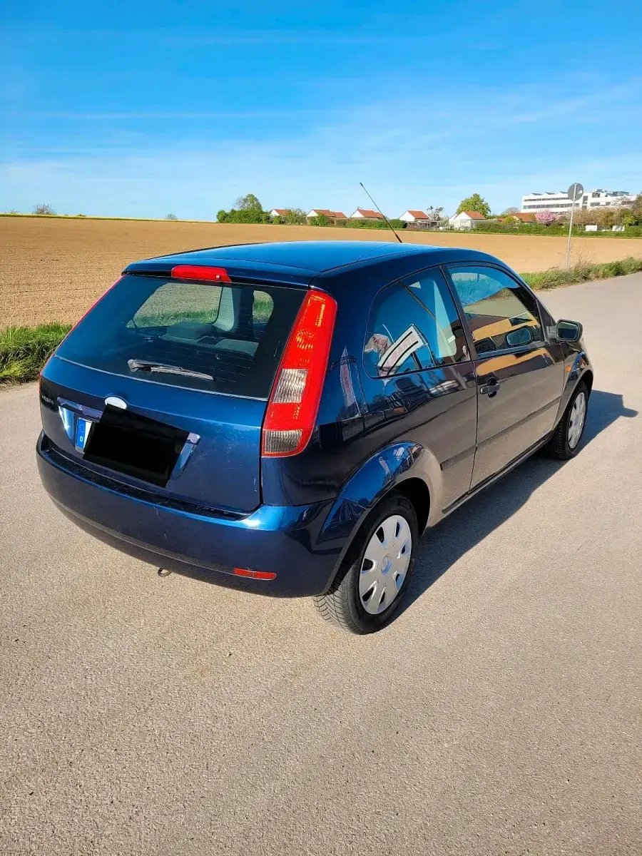 Second-hand Ford Fiesta 80 CP (58 kW) 2005 Albastru Hatchback
