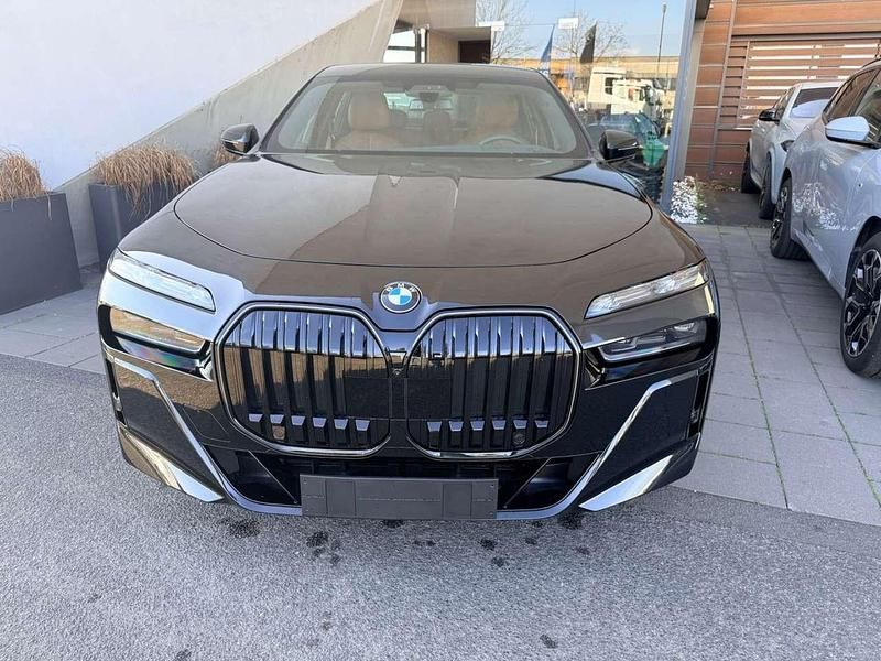 Gebraucht BMW 740 299 PS (219 kW) 2025 Black sapphire metallic Limousine
