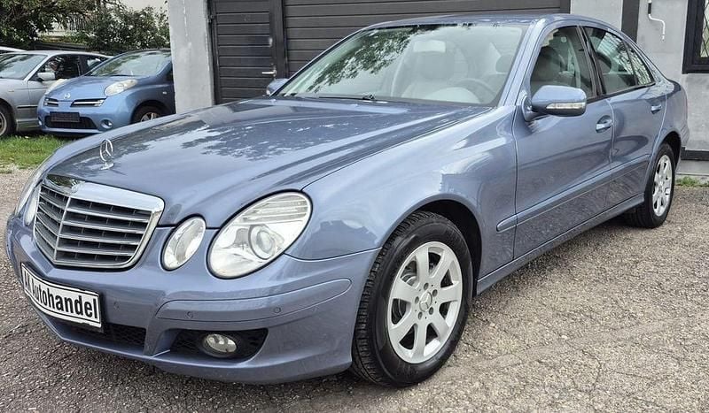 Blau Gebraucht 2006 Mercedes E220 Classic Limousine | 3.990 € (Guter Preis) - Bild 1/4