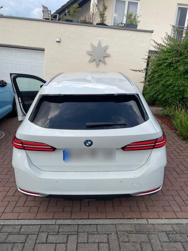 Weiß Gebraucht 2025 BMW 540 Comfort Edition Kombi | 69.000 € - Bild 1/4