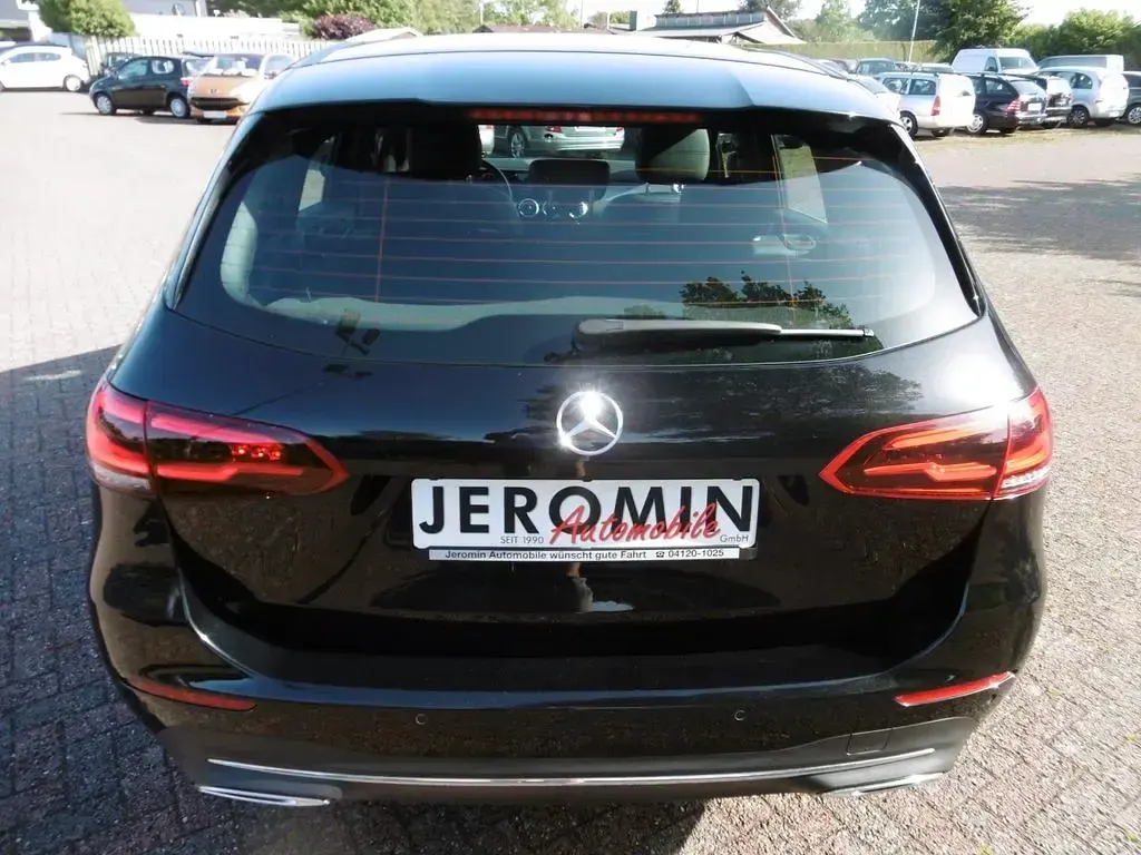 Gebraucht Mercedes B200 163 PS (119 kW) 2019 Schwarz Kleinwagen