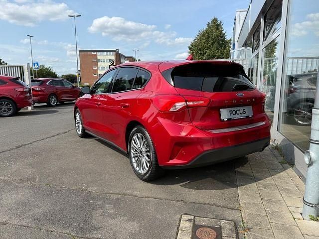 Gebraucht Ford Focus Titanium 125 PS (91 kW) 2021 Rot Limousine