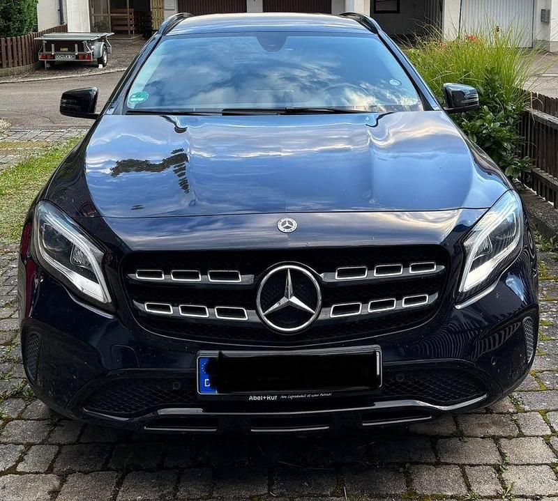 Blau Gebraucht 2017 Mercedes GLA180 Urban SUV | 18.900 € (Fairer Preis) - Bild 1/4