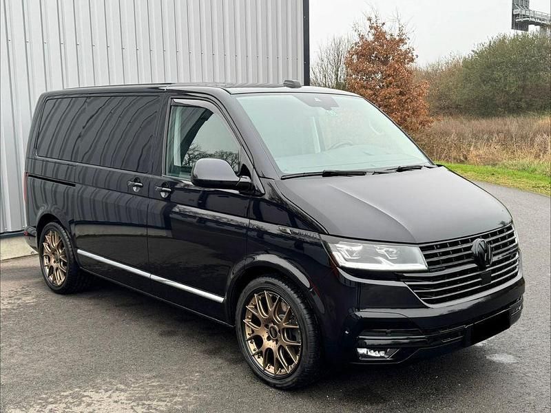 Second-hand VW Multivan Pro 204 CP (150 kW) 2023 Negru Monovolum