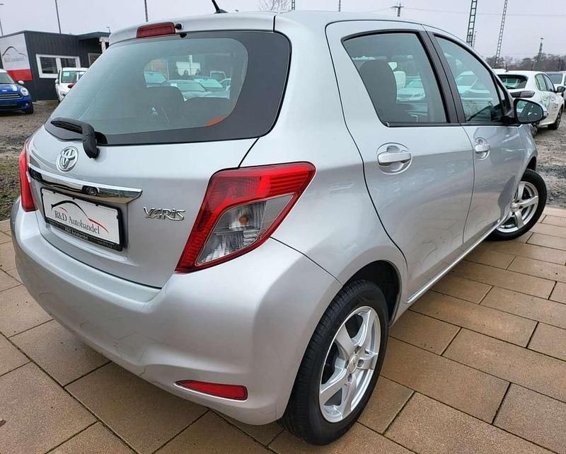 Gebraucht Toyota Yaris Life 99 PS (72 kW) 2012 Silber Kleinwagen