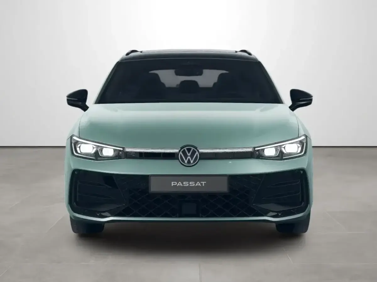 Gebraucht VW Passat R-line 193 PS (141 kW) 2024 Maripositgrün metallic Kombi