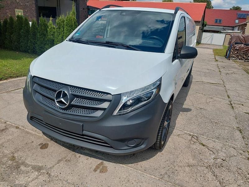 Weiß Gebraucht 2020 Mercedes Vito Van / Kleinbus | 22.500 € (Teuer) - Bild 1/4