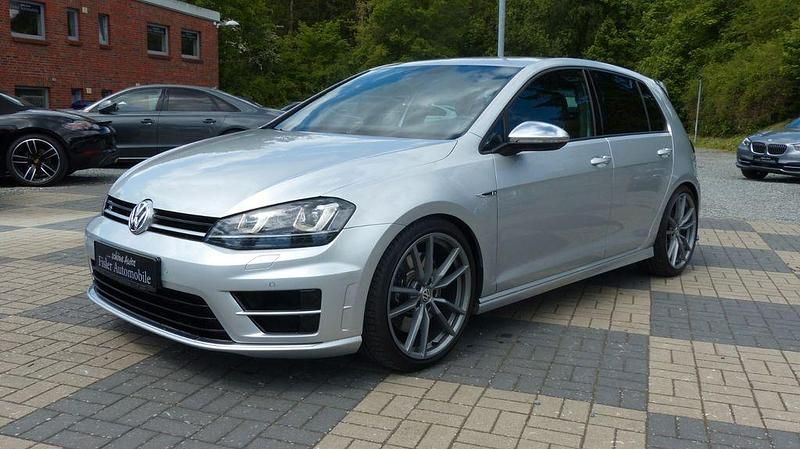 Reflexsilber metallic Gebraucht 2016 VW Golf VII Business Limousine | 23.990 € (Fairer Preis) - Bild 1/4